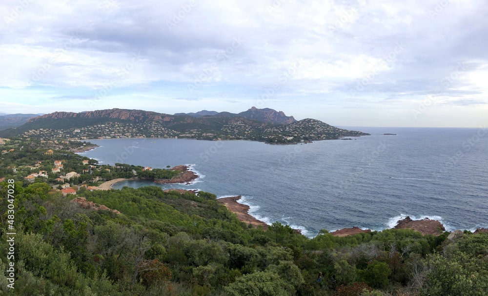 survol de cap Esterel de l'île d'Or et du cap Dramont, côte d'Azur, french riviera