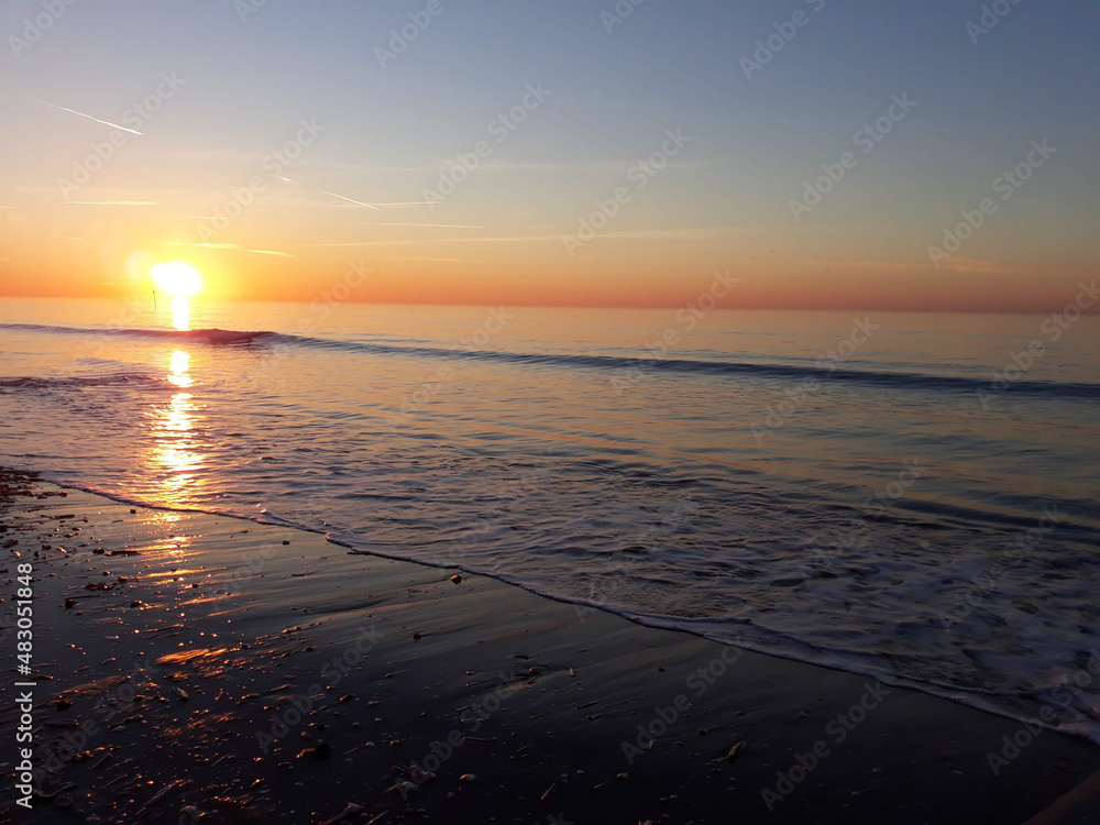 Coucher et reflet du soleil sur la plage de Deauville mi-février en Normandie