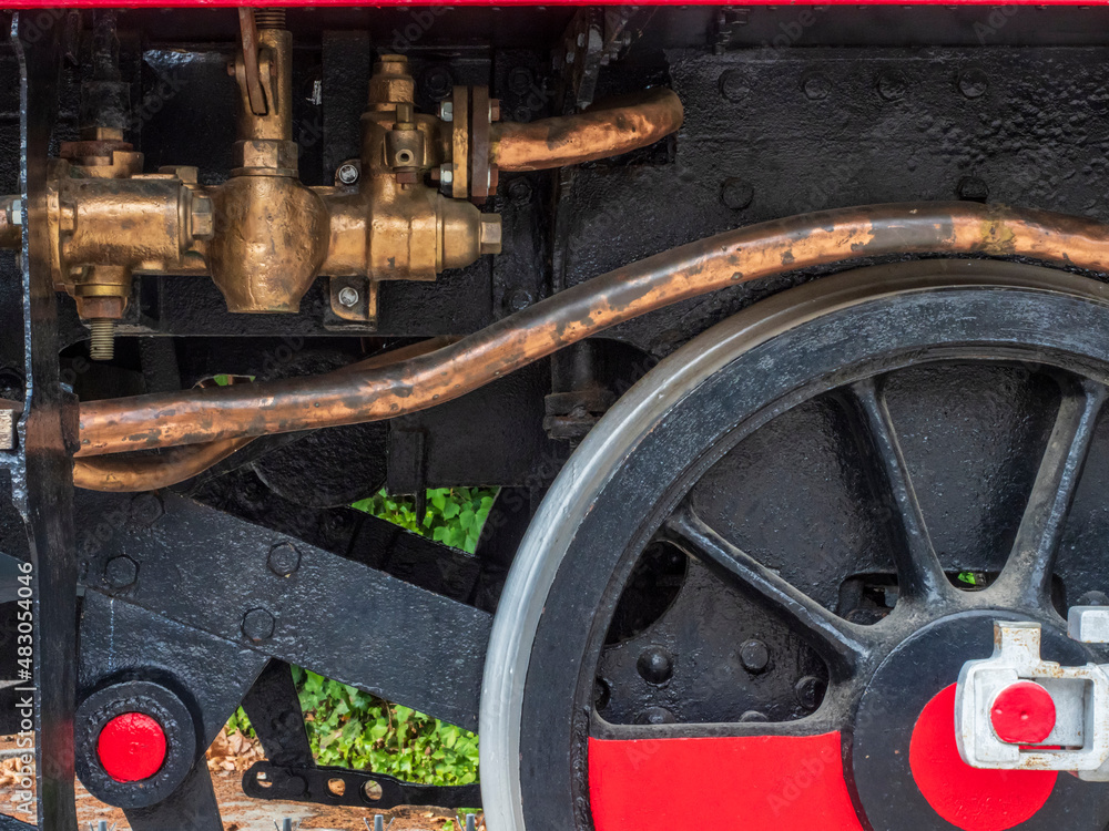 Piezas de hierro de una locomotora de ferrocarril a vapor antigua Piezas de hierro de una locomotora de ferrocarril a vapor antigua