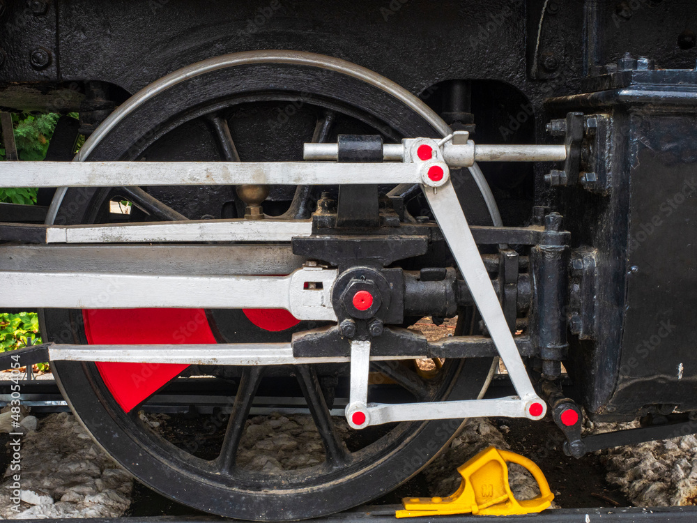 Fototapeta premium Piezas de hierro de una locomotora de ferrocarril a vapor antigua