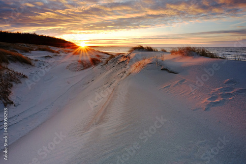 Zachód słońca nad wybrzeżem Morza Bałtyckiego, Kołobrzeg, Polska
