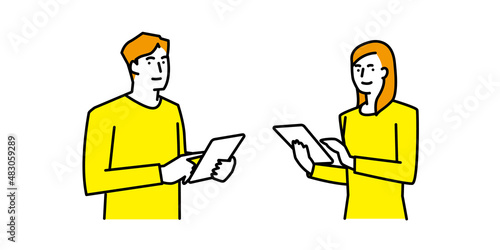 タブレット端末を操作する男性と女性