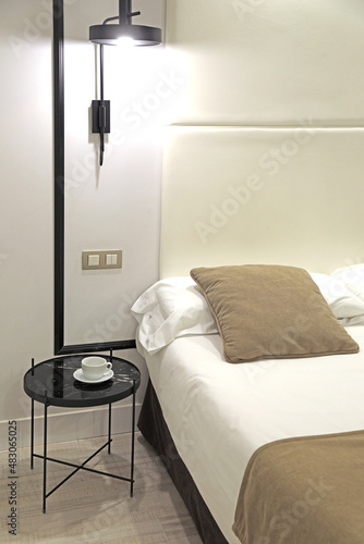 cama blanca con mesilla y taza de café hotel 4M0A0210-as22 photo