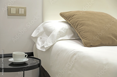 cama blanca con mesilla y taza de café hotel 4M0A0220-as22 photo