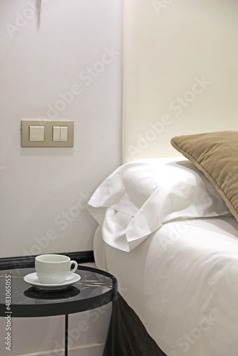 cama blanca con mesilla y taza de café hotel 4M0A0222-as22 photo