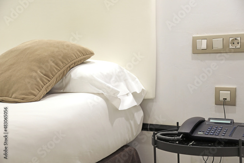 cama blanca con mesilla y teléfono hotel 4M0A0233-as22 photo