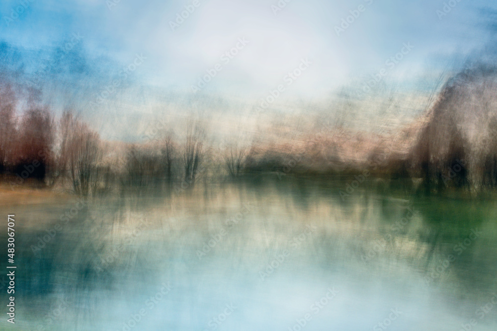 Paysage impressionniste au Parc de la Bouzaise, Beaune, Bourgogne, France. Photographie résultant d'un mouvement intentionnel de l'appareil photo pendant la prise de vue (ICM)