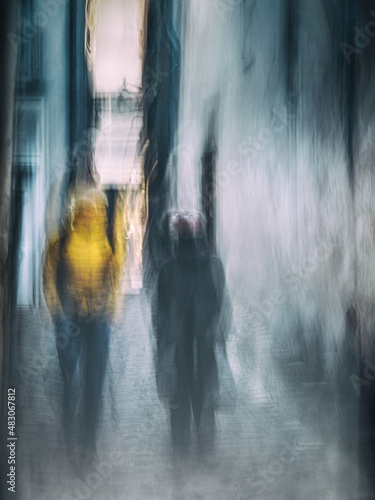 Photographie ICM Ombres dans la ruelle Galien, Beaune, Bourgogne, France photo