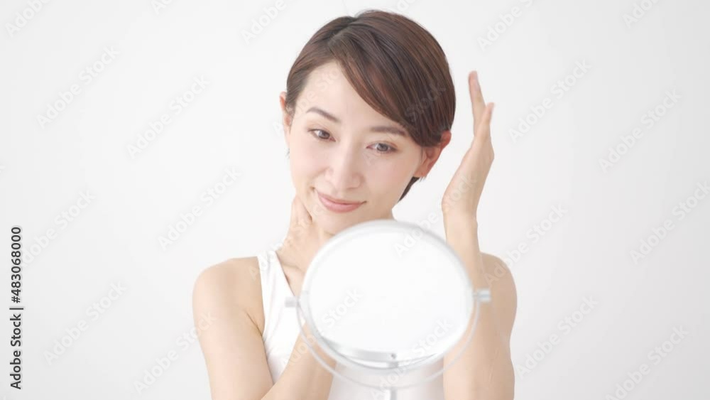 髪の毛を気にする日本人女性 髪の毛を気にする日本人女性