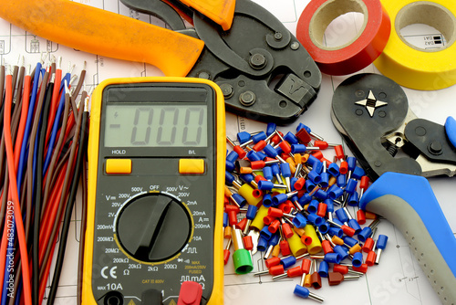 Multimeter, tips for copper wires, colored copper wires and mounting tools.