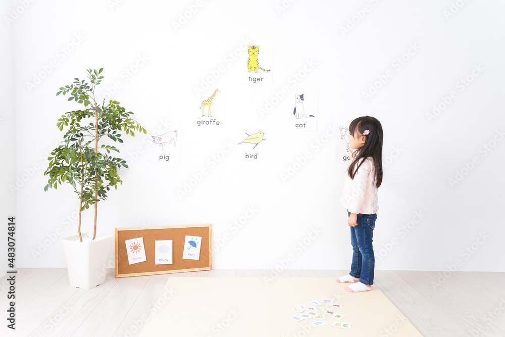 Fototapeta premium 教室で楽しく英語を勉強する子ども