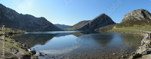 Lago Enol  Lagos de Covadonga  Parque Nacional de los Picos de Europa  Asturias  Espa  a
