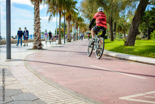 Radfahrer auf dem Radweg an der Promenade in Malaga