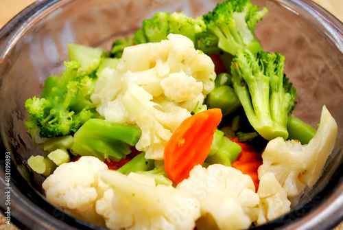 Valokuva A Bowl of Broccoli, Cauliflower and Carrots in a Glass Bowl