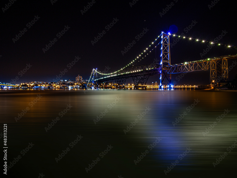 Obraz premium Florianópolis, Santa Catarina, Brazil: Hercilio Luz bridge connecting the island to the mainland