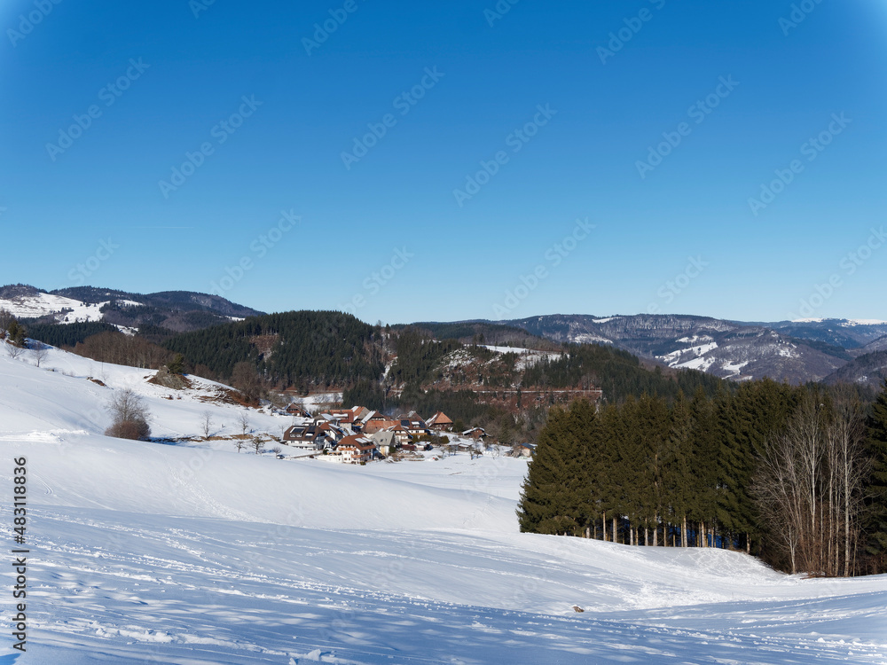 Fröhnd im Schwarzwald und Blick auf Orsteil Hof. Schneelandschaft  im oberen Wiesental im Belchenland 