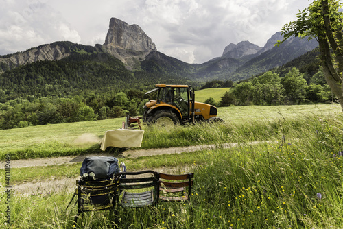 Travaux des champs devant le Mont Aiguille, Vercors, vieilles chaises métalliques colorées attendant les randonneurs photo