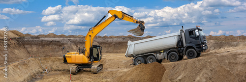 Slika na platnu Bagger auf Baustelle und LKW bei der Arbeit