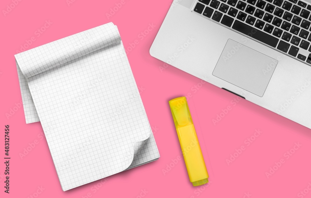 The 2022 desk calendar with pencil on pink background. The 2022 desk calendar with pencil on pink background.