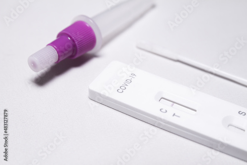 Konstfotografi COVID-19 (SARS-CoV-2) rapid antigen nose-swabbing test kit (Colloidal gold), for self-testing, with negative result