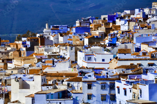 Panorama general de el pueblo de Chefchaouen (Marruecos) con su mayoría de casas azules y blancas con techos de tejas rojas. © ricardo wetzler