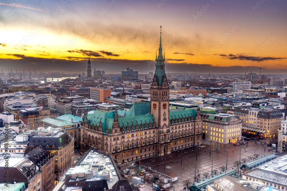 Panoramaaufnahme von Hamburg, mit dem Hamburger Rathaus in der Abenddämmerung von oben (Aufnahme vom Januar 2022)