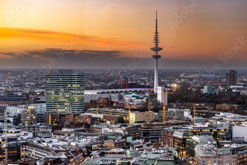 Panoramaaufnahme von Hamburg, mit der Hamburger City und Fernsehturm in der Abenddämmerung von oben (Aufnahme vom Januar 2022)