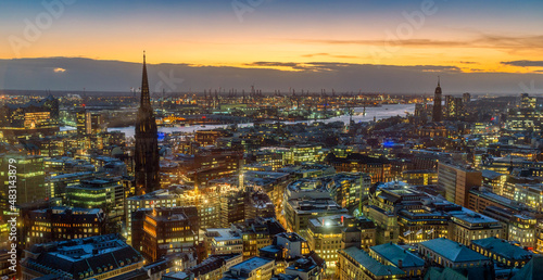 Panoramaaufnahme von Hamburg, mit der Hamburger City in der Abenddämmerung von oben (Aufnahme vom Januar 2022)