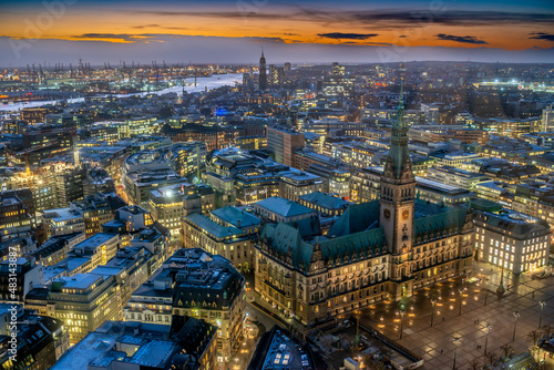 Panoramaaufnahme von Hamburg  mit der Hamburger City in der Abendd  mmerung von oben  Aufnahme vom Januar 2022 