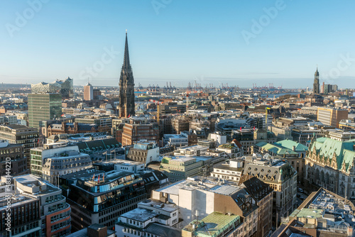 Panoramaaufnahme von Hamburg, mit der Hamburger City und dem Mahnmal St. Nikolai an einem kalten WIntertag mit blauem Himmel (Aufnahme vom Januar 2022)