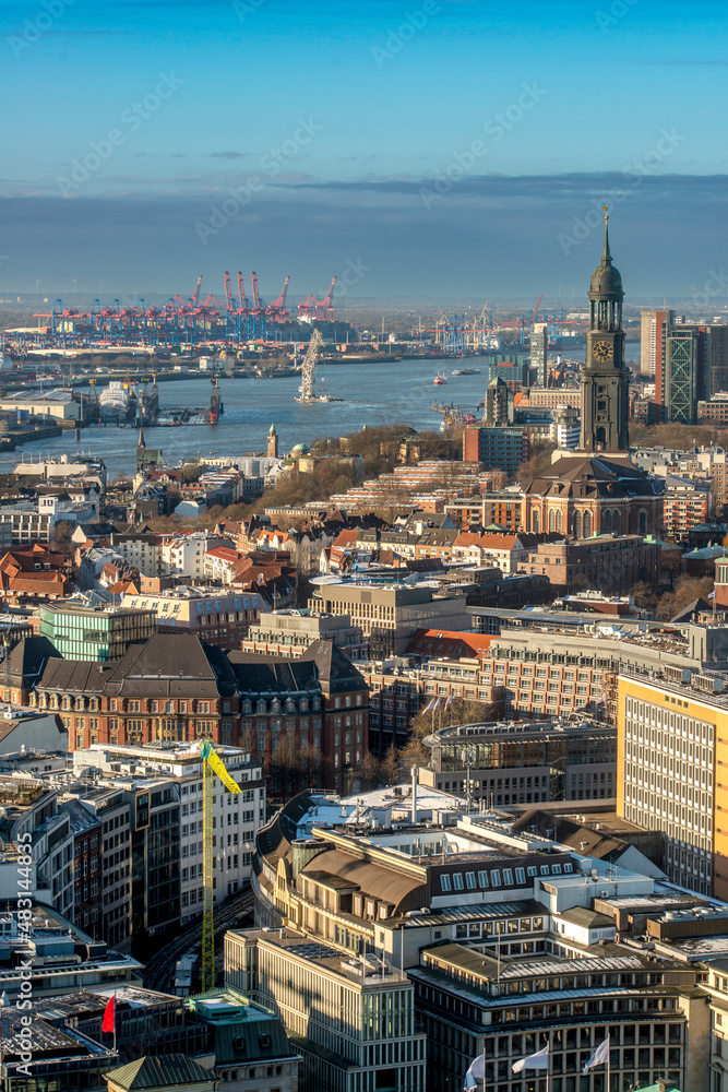 Panoramaaufnahme von Hamburg, mit dem Michel, dem Hafen, an einem kalten Wintertag, mit blauem Himmel, von oben aufgenommen (Aufnahme vom Januar 2022)