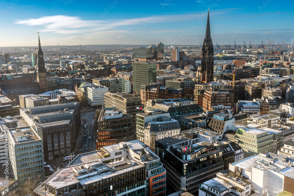 Panoramaaufnahme von Hamburg, mit der Hamburger City und dem Mahnmal St. Nikolai an einem kalten WIntertag mit blauem Himmel (Aufnahme vom Januar 2022)