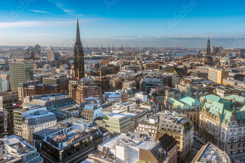 Panoramaaufnahme von Hamburg  mit der Hamburger City und dem Mahnmal St. Nikolai an einem kalten WIntertag mit blauem Himmel  Aufnahme vom Januar 2022 