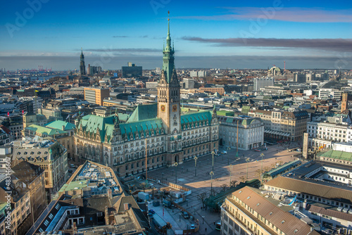 Panoramaaufnahme von Hamburg  mit dem Hamburger Rathaus mit blauem  leicht bew  lktem Himmel  von oben aufgenommen  Aufnahme vom Januar 2022 