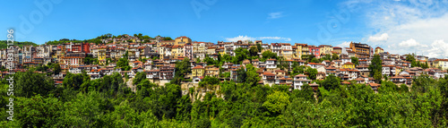 Houses on the mountain panorama - Veliko Tarnovo, Bulgaria © Munteanu