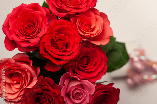 Strau   roter Rosen mit einem Geschenk zum Valentinstag