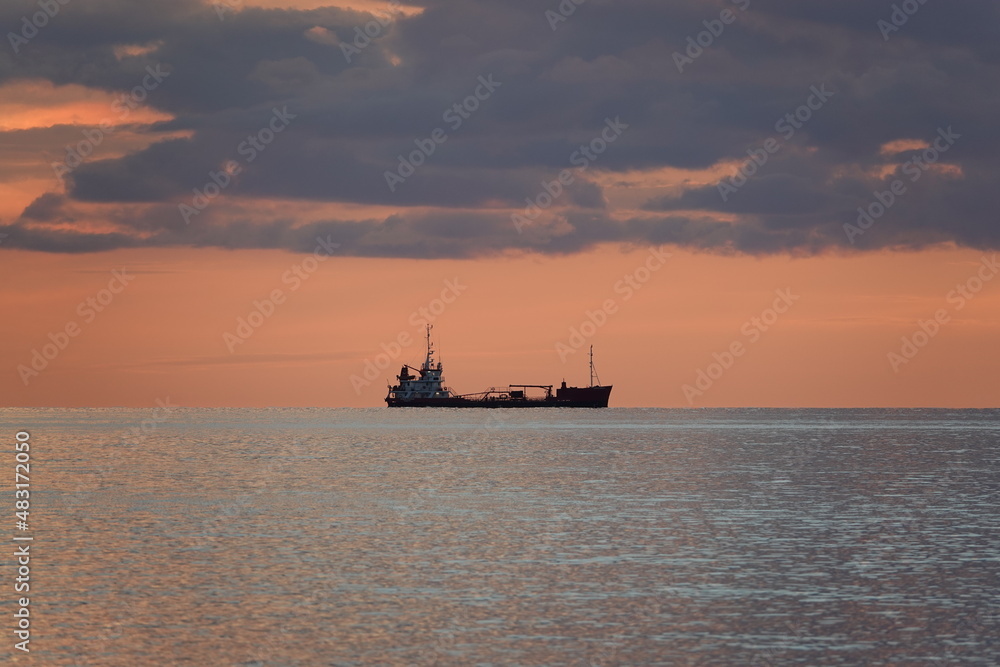 Obraz premium tanker at sunset ship 