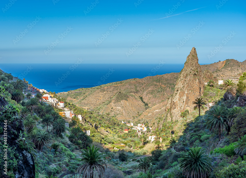 Wanderurlaub auf LA GOMERA, Kanarische Inseln: Ausblick ins Tals auf den berühmten Roques de San Pedro bei Hermigua