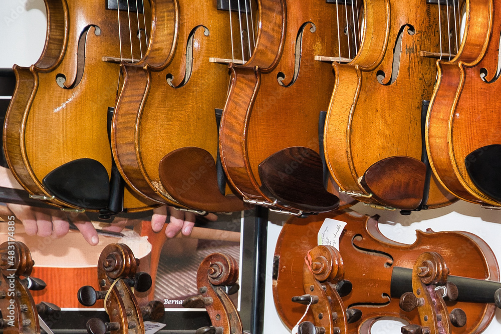 Naklejka premium Violons