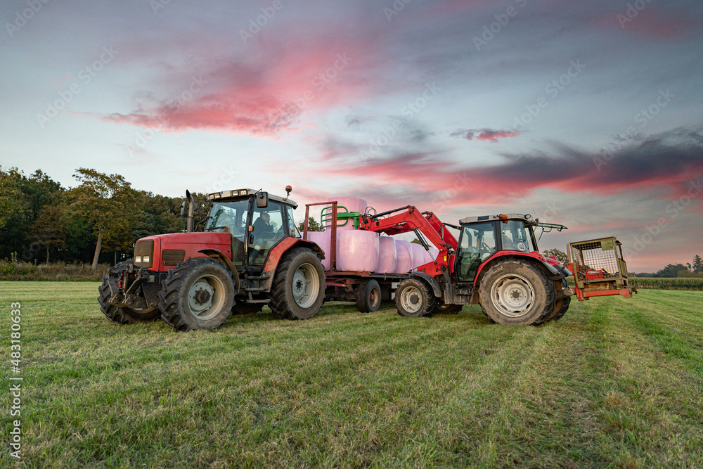 Der Einsatz von rosagefärbter Silofolie ist eine Gemeinschaftsaktion von Hersteller, Landwirtwirtschaft und Handel,Von jeder Folienrolle werden 3 Euro für die Krebshilfe gespendet. Der Einsatz von rosagefärbter Silofolie ist eine Gemeinschaftsaktion von Hersteller, Landwirtwirtschaft und Handel,Von jeder Folienrolle werden 3 Euro für die Krebshilfe gespendet.
