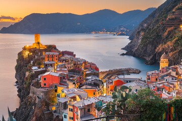 Papier peint photo Ligurie Vernazza au crépuscule aux Cinque Terre  © SeanPavonePhoto