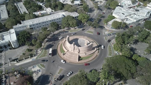 Tránsito en rotonda, Monumento a la patria, Mérida, Yucatán, México photo