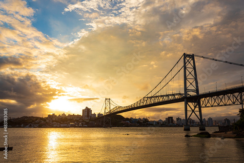 silhueta da ponte ao pôr do sol Ponte Hercílio Luz , Florianopolis, Santa Catarina, Brasil © Fotos GE