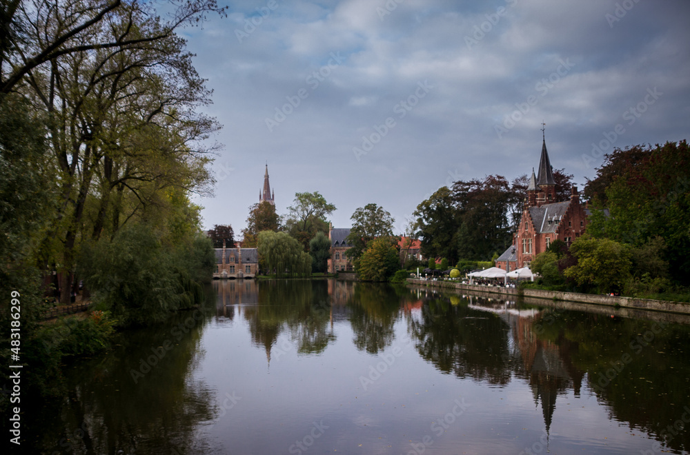 Vistas de un paisaje natural con reflejos en el agua de un viaje de turismo por Brujas Bélgica europa