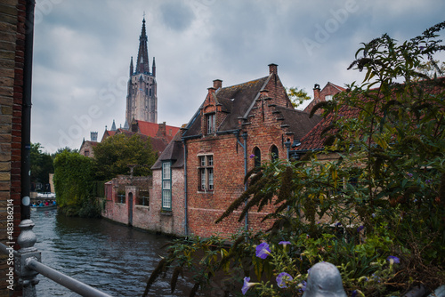 vistas de un paisaje con castillo y torres medieval en los canales de un viaje de turismo a Brujas Bélgica europa 