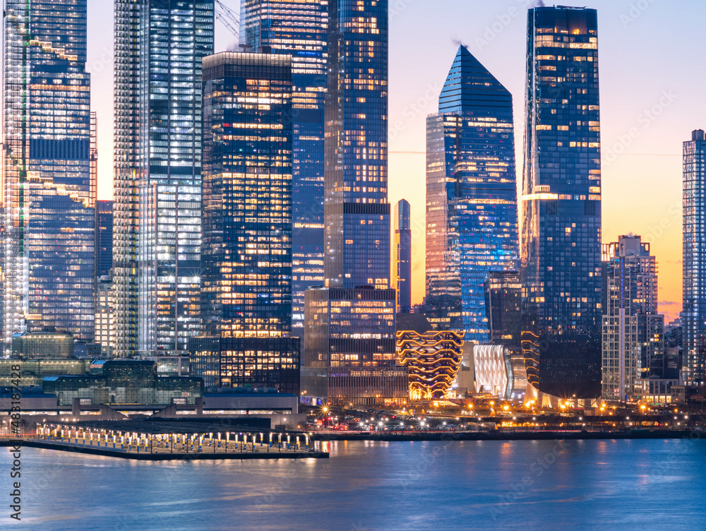 Obraz premium Vivid Manhattan skyline taken right before sunrise, wonderful architecture in low light, long exposure technique.