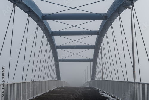 łuki konstrukcji mostu nowoczesnego z drogą dla pieszych i rowerów photo