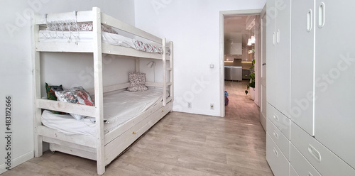 Fotografía bunk bed in a bright children's room.