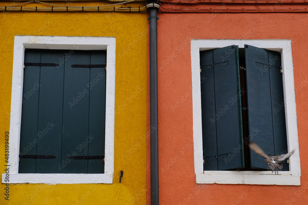 Alte farbenfrohe und kontrastreiche Fassaden