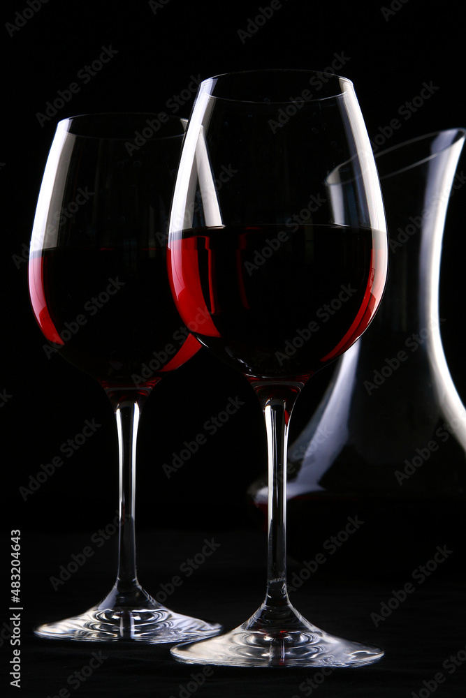 two ellegant glasses fith wine